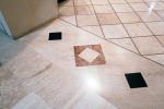 Soglia in marmo con geometria abbinata al disegno del pavimento