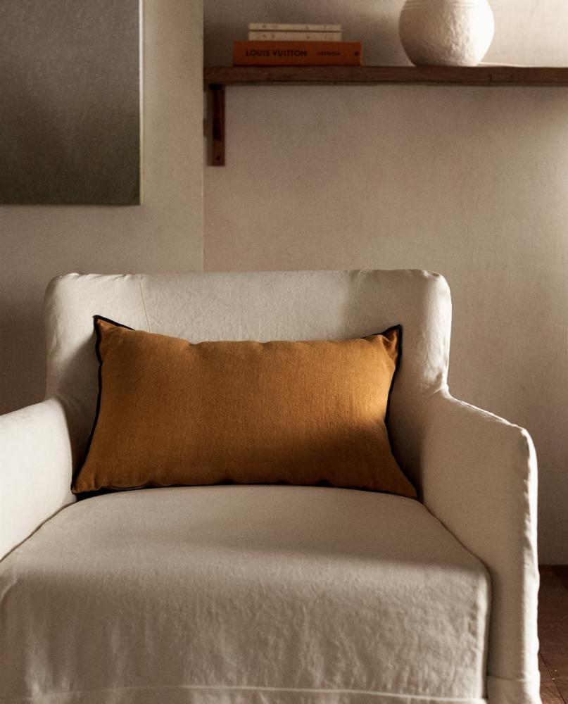 Cuscini in lino in nuance giallo - Foto by Zara Home