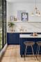 Blu navy e bianco in cucina, da architecturaldigest.com 