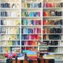 Libri in ordine cromatico arcobaleno - credits Pinterest