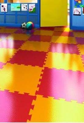 I pavimenti resilienti sono anti-trauma e quindi adatti agli spazi per bambini