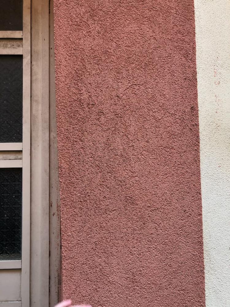 Dettaglio pasta colorata su facciata storica