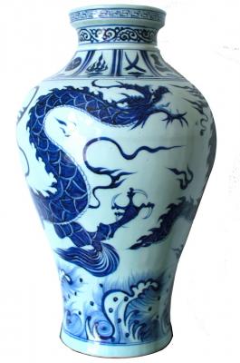 Antico vaso cinese con dragone in porcellana