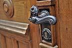 La maniglia decorata di una porta antica