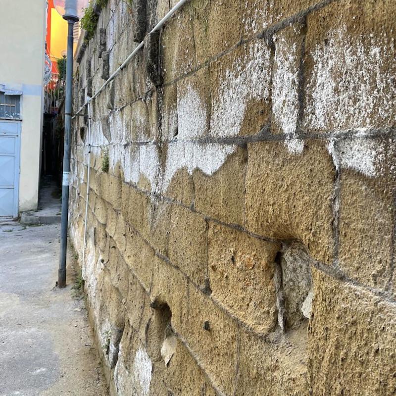 Particolare foro di scarico occluso su muro degradato