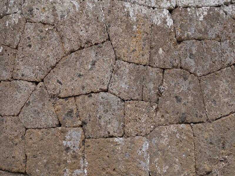 Muro in pietra di tufo di epoca etrusca ben conservato