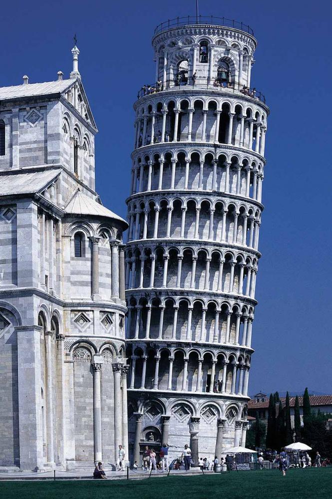 Torre di Pisa interamente costruita in marmo di Carrara