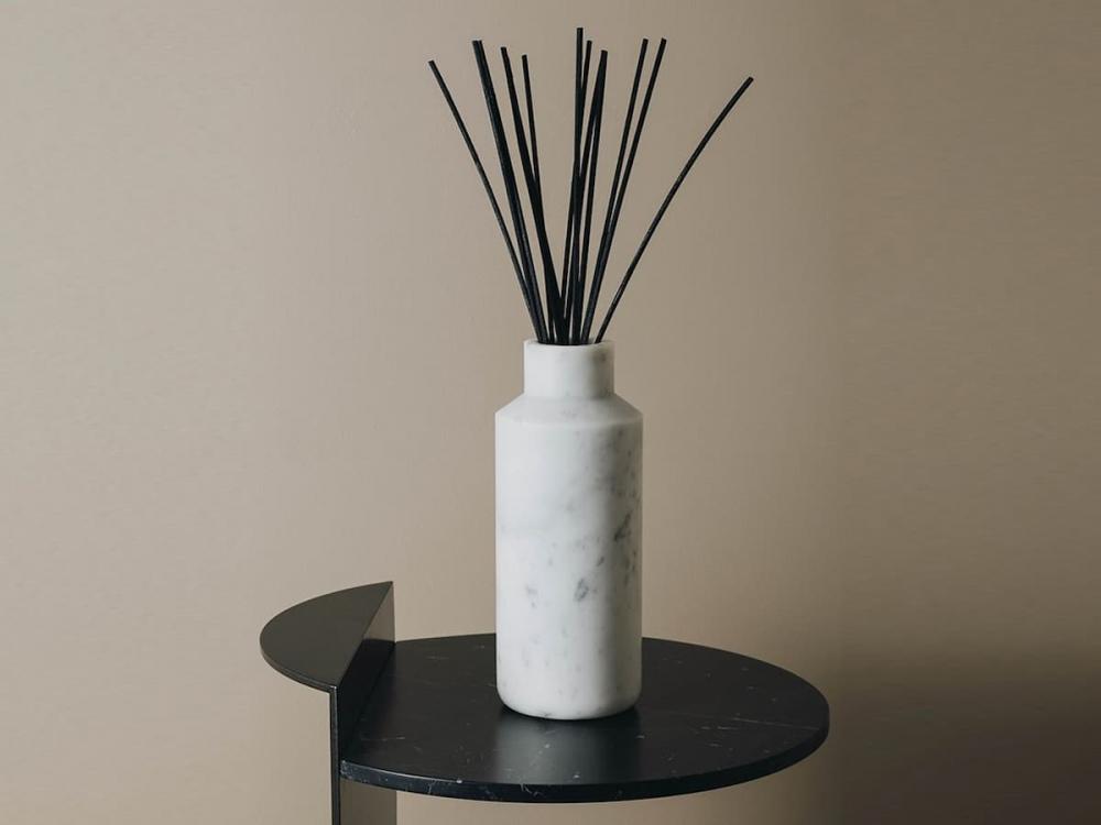 Un vaso in marmo di Carrara da Maami Home