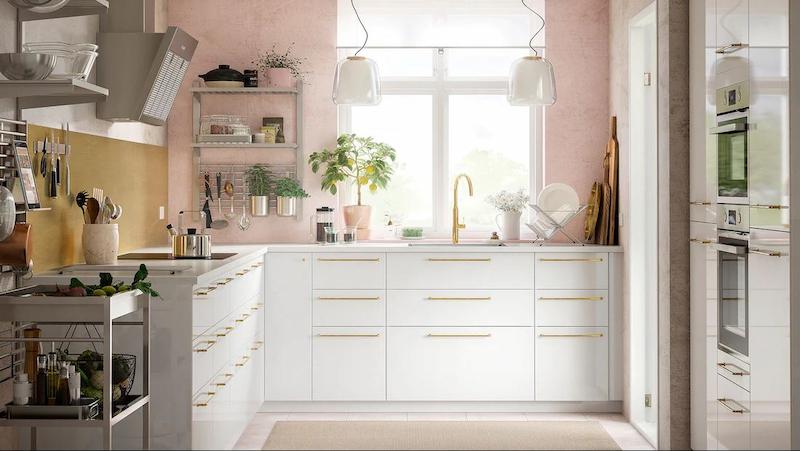 Cucina Ikea con parete rosa