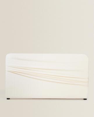 Testiera letto in legno e tessuto color crema - Foto: Zara Home