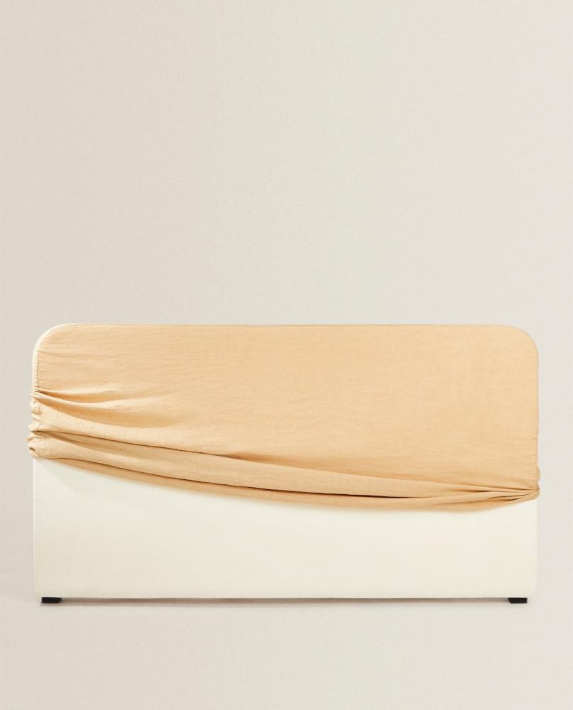 Testiera letto in legno e tessuto color sabbia - Foto: Zara Home