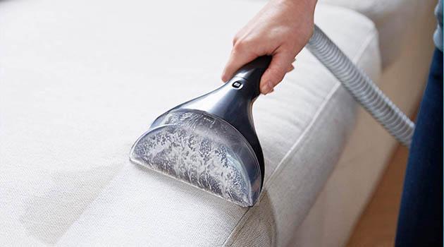 Come pulire i diversi tessuti del divano