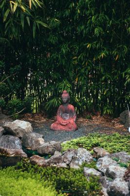 Statua Di Buddha in un giardino giapponese