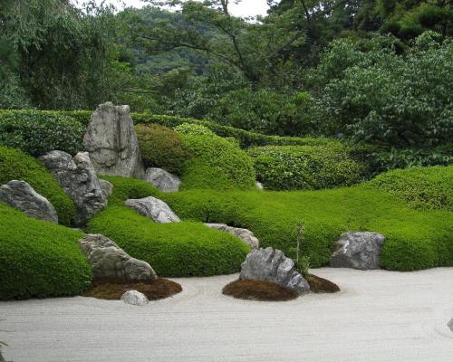 Asimmetria ma anche equilibrio in un giardino giapponese