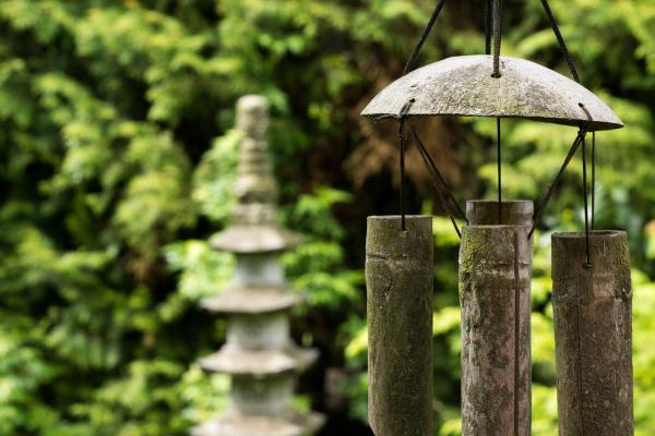 Campane a vento in giardino Zen