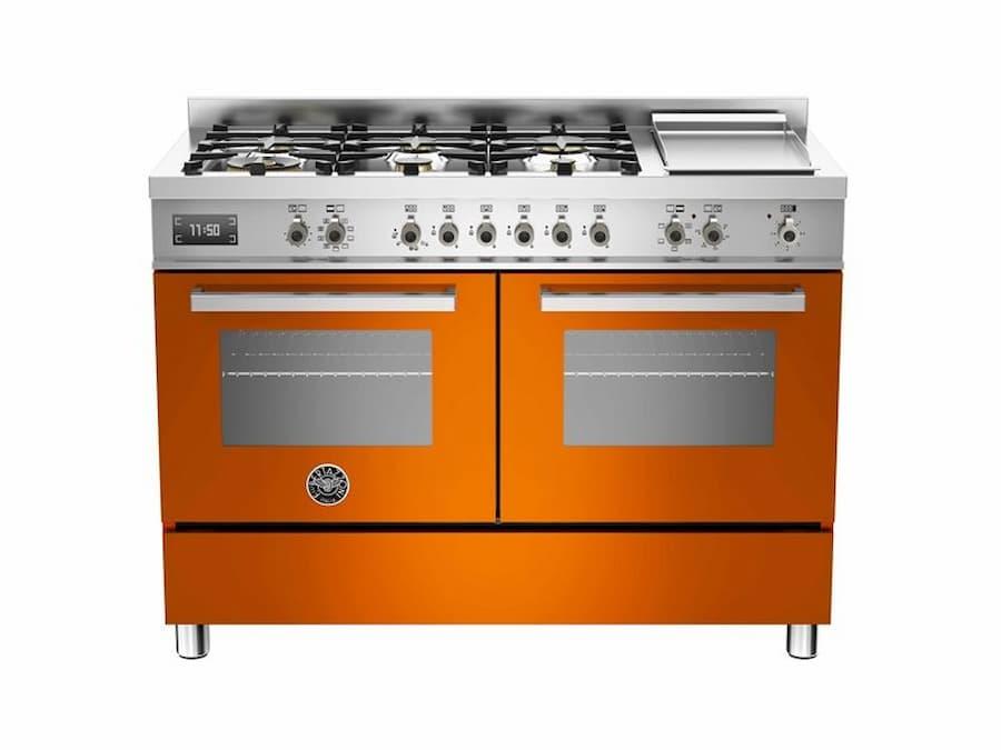 Cucina freestanding di colore arancione, modello Bertazzoni