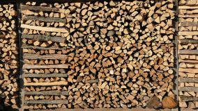 Come sistemare la legna da ardere in modo creativo e pratico