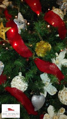 Particolare albero di Natale con nastri rossi - allestimento di Idee di Spazio