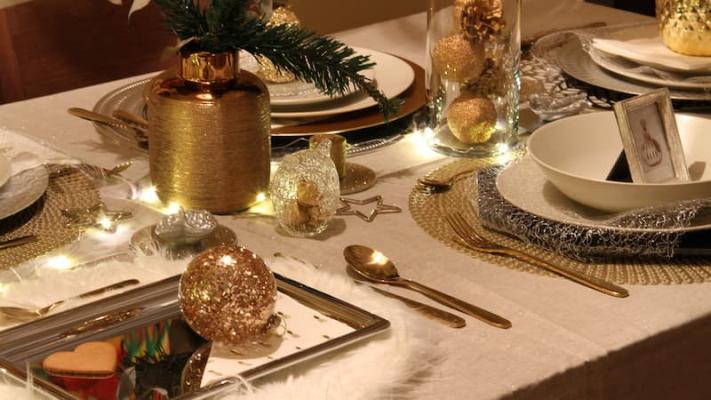 Tavola natalizia creativa in oro, argento e bianco by Idee di Spazio interiors