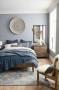 Una camera da letto coordinata nei toni dell'azzurro polvere e del legno - foto Pinterest