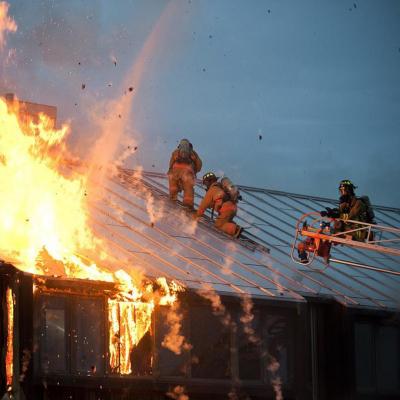 Incendio materiale di copertura di un edificio