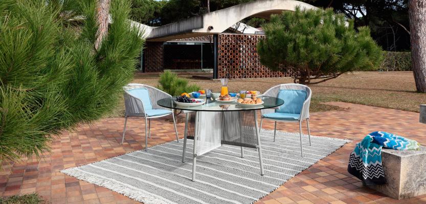 Roche Bobois, Traveler outdoor tavolo tondo in metallo e vetro in giardino