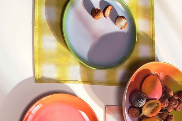 Piatti colorati in gres - Foto: H&M Home