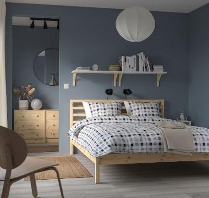 Camera da letto in legno serie Tarva di Ikea