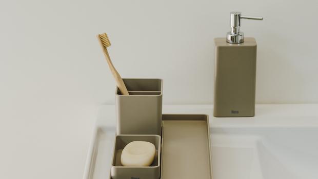 Muebles blancos y gris tórtola: accesorios de baño - Foto: Roca