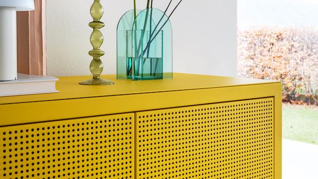Mueble amarillo con puerta perforada - Foto: Fantin
