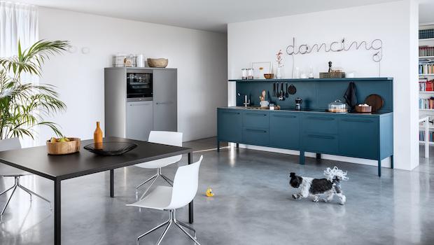 Combinando muebles claros y oscuros: Cocina con marco azul y gris - Foto: Fantin