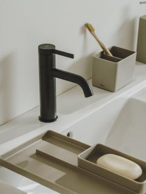 Línea Ona: accesorios de baño beige y grifería negra - Foto: Roca