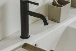 Linea Ona: accessori bagno beige e rubinetteria nera - Foto: Roca