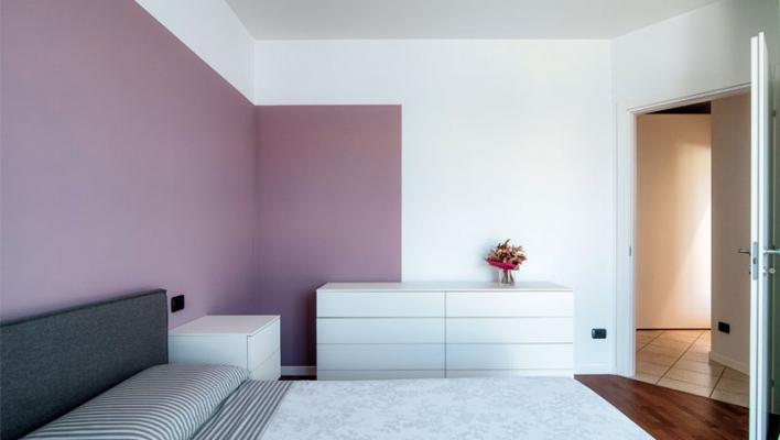 Camera da letto con parete rosa