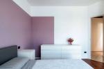 Camera da letto con parete rosa