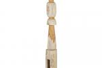 Statua totem in legno d'acacia chiaro - Foto: Maisons du Monde