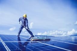 Pulizia dei pannelli solari per migliorarne l'efficienza