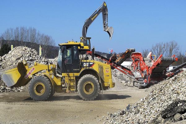 Crusher for the recovery of building materials from demolitions
