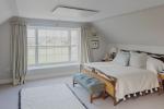 Camera da letto con pareti libere grazie all'applicazione dei pannelli radianti a soffitto