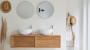 Bagno bianco e legno in stile minimalista - Foto: Tikamoon