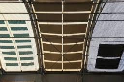 Vista interna di una copertura realizzata con telo fotovoltaico della Tarpon Solar