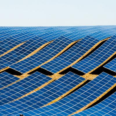 Campo fotovoltaico disposto su superficie non pianeggiante