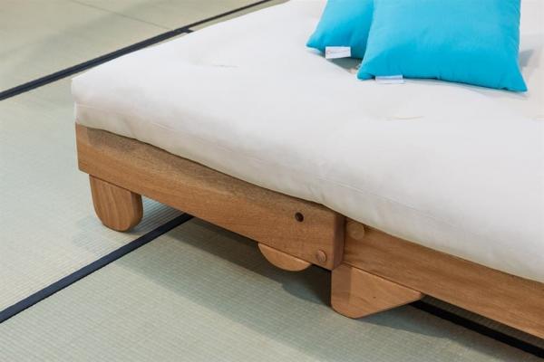 Dettaglio del divano letto in legno Salice di Vivere Zen