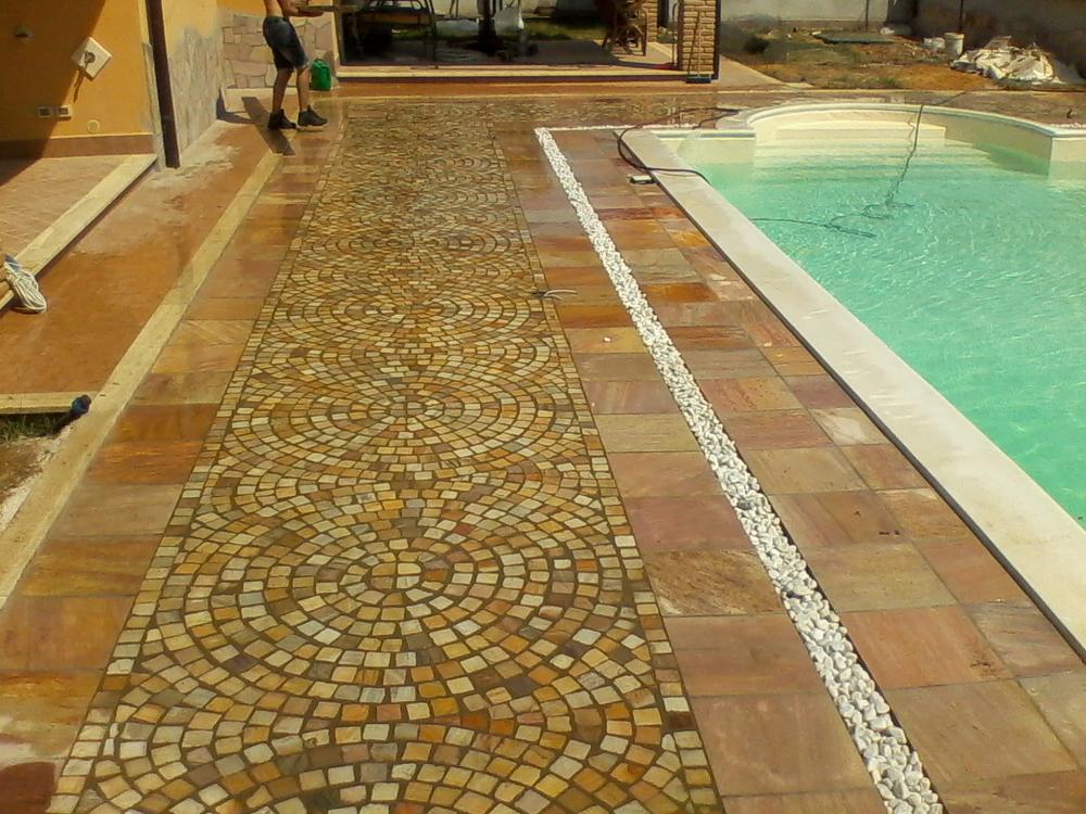Bordo piscina in pietra naturale di Castelli Romani