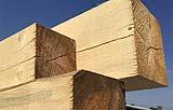 Travi in legno massiccio con sezione di tipo segato a quattro fili, by Darta Legno