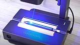 Incisore laserPecker a lavoro su una penna