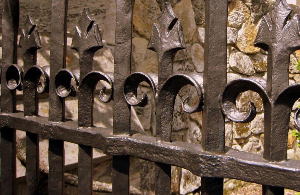 Dettaglio di cancello in ferro battuto