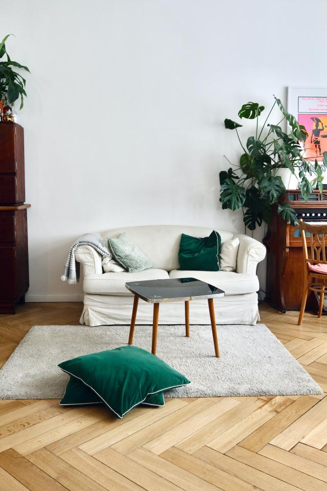 Decorare il soggiorno con cuscini e tappeti - Foto: Unsplash