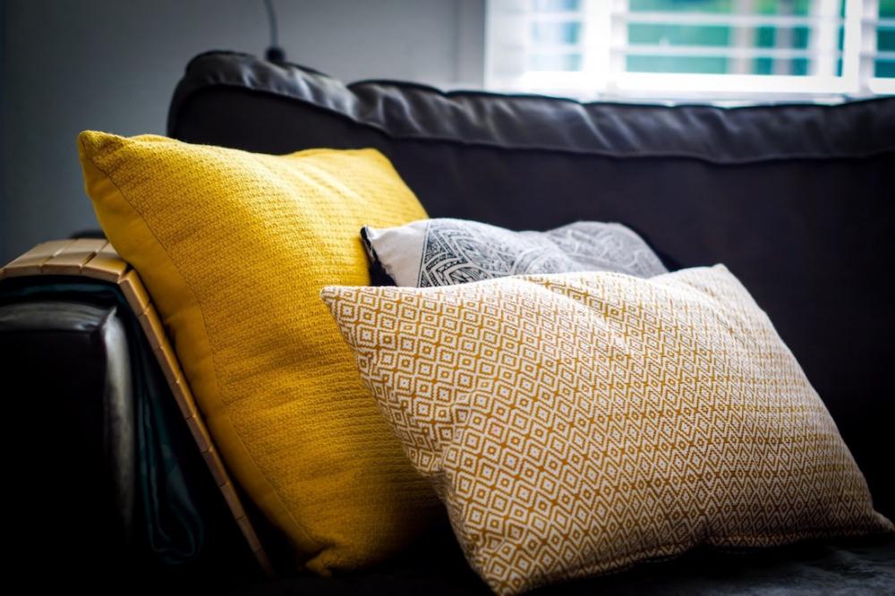 Abbellire il soggiorno con i cuscini multicolore - Foto: Unsplash