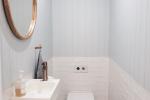 Arredare un bagno cortesia in stile rustico - Foto: Unsplash
